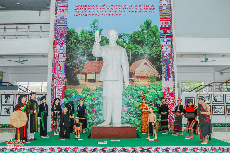 Trong khuôn khổ Lễ hội Làng Sen năm 2025, nhân dịp Kỷ niệm 135 năm Ngày sinh Chủ tịch Hồ Chí Minh (19/5/1890 - 19/5/2025), Bộ VH-TT&DL phối hợp với tỉnh Nghệ An tổ chức Triển lãm “Hồ Chí Minh đẹp nhất tên Người”. trienlam1-1366.jpg
