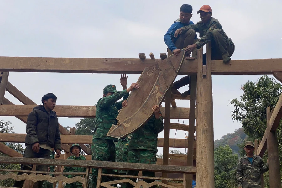 Đồn Biên phòng Mường Ải giúp người dân tháo dỡ nhà để chuyển đến nơi ở mới. (Ảnh: Hải Thượng)