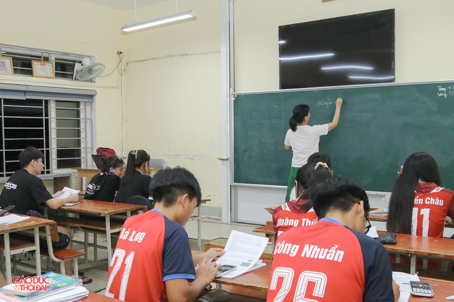 Cô giáo Phạm Thị Chính, giáo viên môn Vật lí, Trường Phổ thông DTNT THPT số 2 cho biết, ngoài thời gian ôn tập trên lớp vào ban ngày, các giáo viên dành thêm thời gian vào ban đêm để lên lớp ôn thi cho các học sinh có nhu cầu. img-4467-copy.jpg