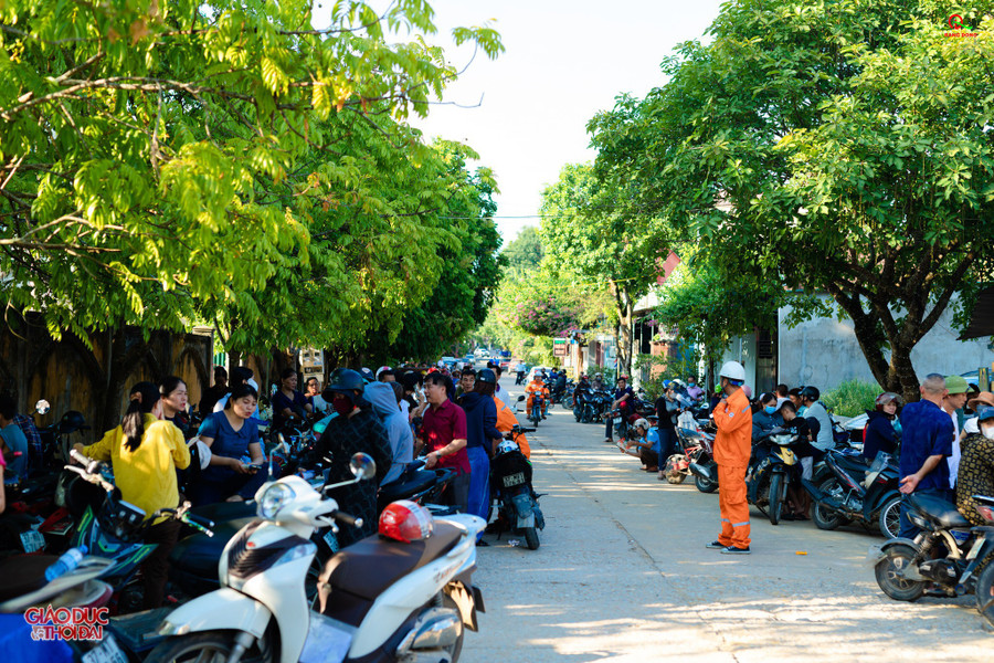 Nhiều đơn vị Đoàn còn vận động các nguồn lực xã hội hóa để trao tặng suất ăn nhẹ, quạt cầm tay, khăn lạnh, giúp các thí sinh và phụ huynh giải nhiệt trong những ngày thi cử dưới thời tiết nắng nóng. doan11.jpg