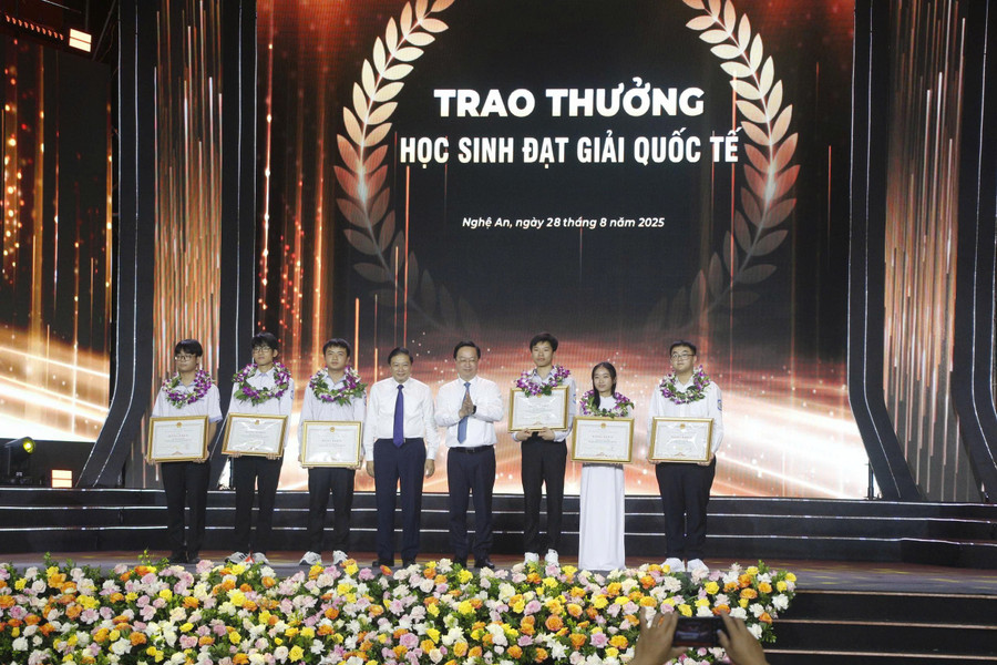 Tỉnh Nghệ An trao thưởng cho các học sinh đạt huy chương quốc tế, khu vực. (Ảnh: Hồ Lài)