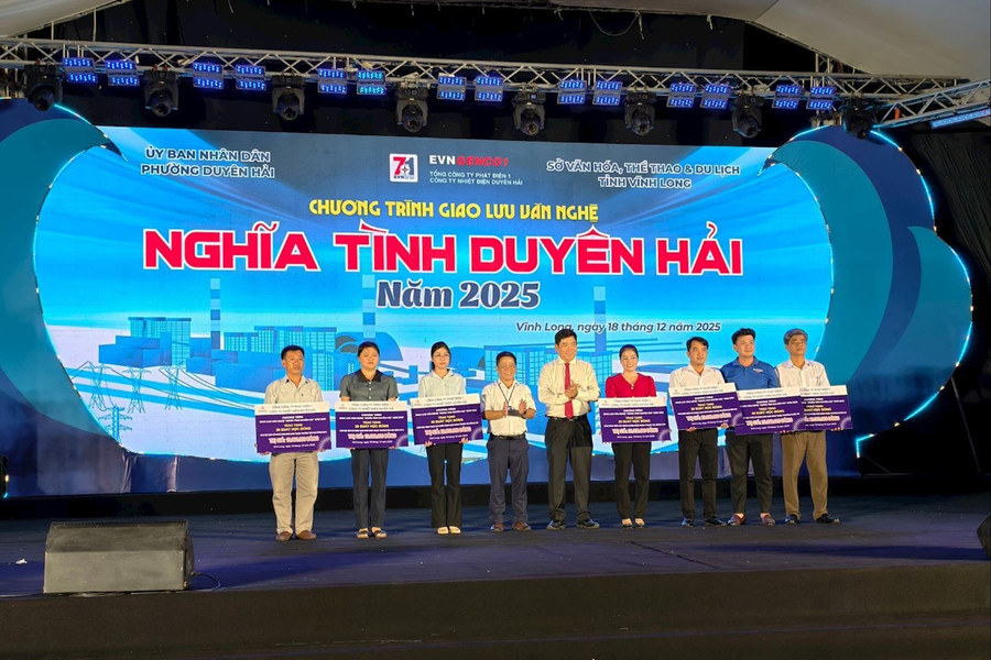 Lãnh đạo EVNGENCO1 trao quà tại chương trình Nghĩa tình Duyên Hải.