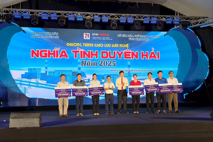 Lãnh đạo EVNGENCO1 trao quà tại chương trình Nghĩa tình Duyên Hải.