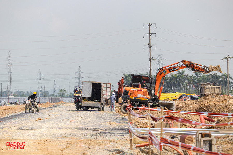Một nhân viên kinh doanh Sàn giao dịch bất động sản Tùng Bách Land cho biết, nhận cọc giữ chỗ 50 triệu đồng, hứa hẹn dự án có đầy đủ hợp đồng, thủ tục pháp lý. du-an-eurowindow-2.jpg