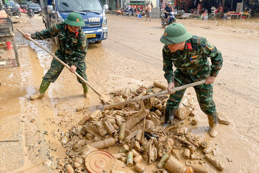 Trên nhiều đoạn đường, lớp bùn dày từ 50cm đến hơn 1m tràn kín mặt đường. Trong ngày 24/7, chính quyền xã Tương Dương huy động các lực lượng, máy móc cùng người dân dọn dẹp bùn đất và thu gom tài sản. 524308792-1184077957094787-3213830482556517888-n-copy.jpg