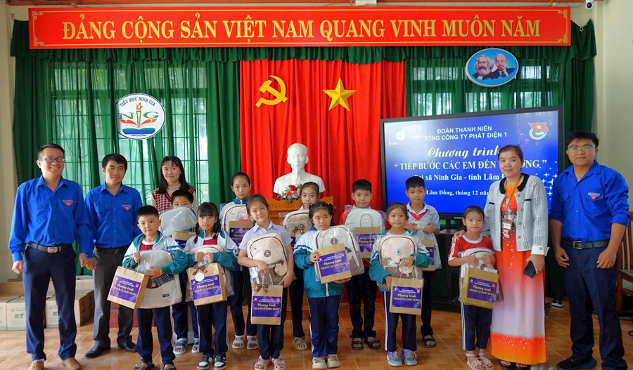 Đoàn Thanh niên EVNGENCO1 trao 30 phần quà cho học sinh xã Ninh Gia.