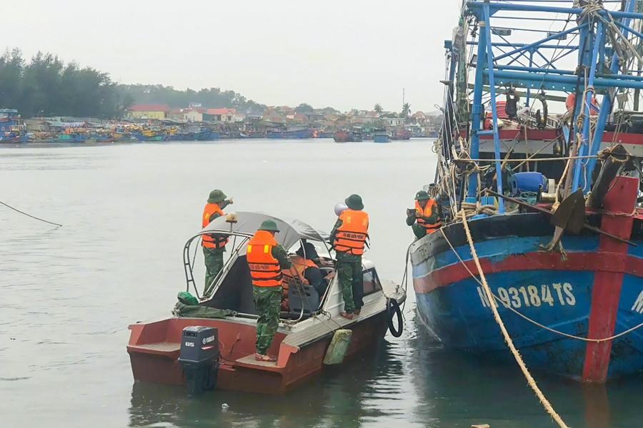 Đồn Biên phòng Quỳnh Phương (Nghệ An) vận động ngư dân đưa tàu thuyền vào nơi tránh trú bão. bao-buloi-1.jpg
