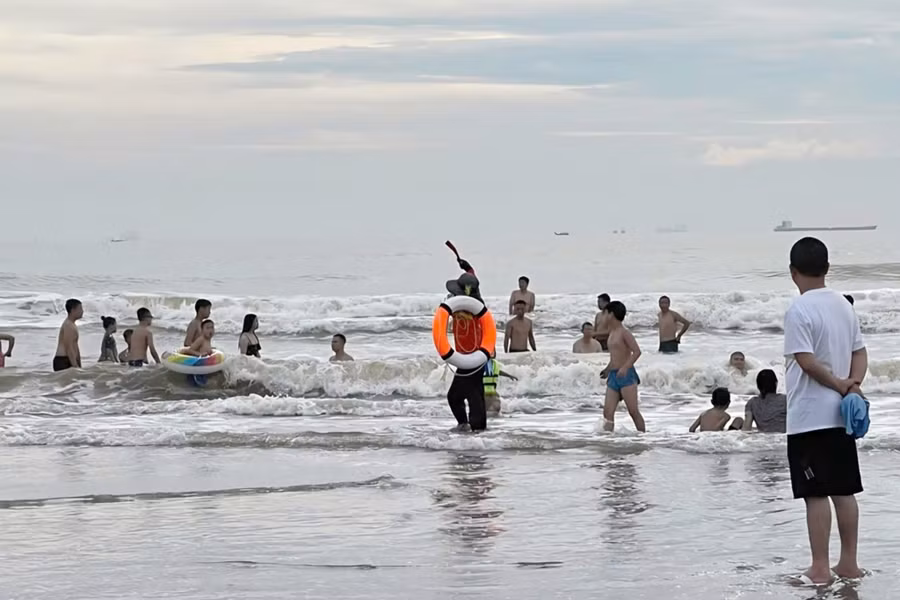 Du khách tắm biển Cửa Lò sáng 14/6. (Ảnh: Tuấn Anh).