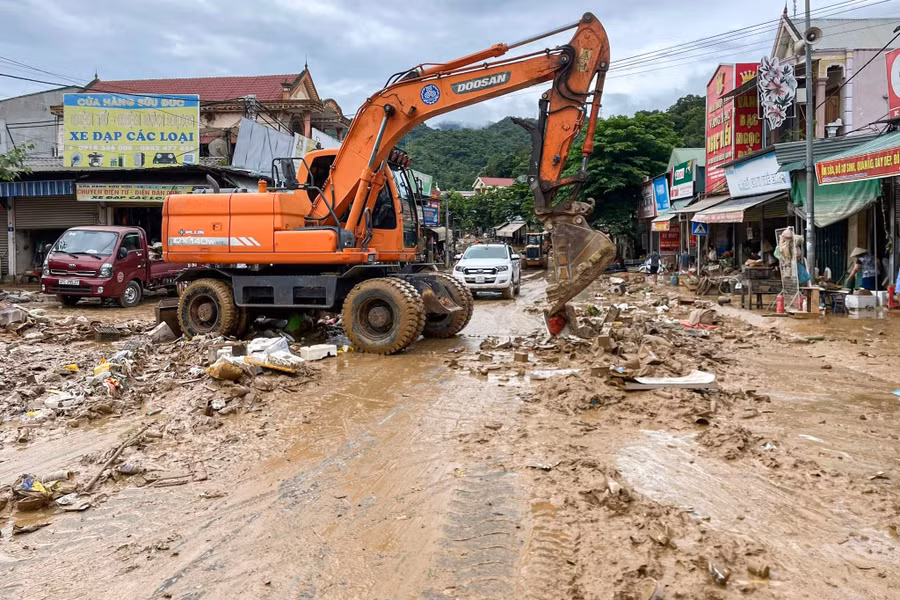 Xã Tương Dương, Nghệ An huy động máy múc dọn bùn trên Quốc lộ 7.