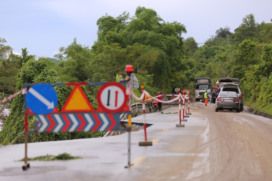 Lực lượng chức năng đặt biển cảnh báo, hạn chế các phương tiện tải trọng lớn qua lại. img-1486.jpg