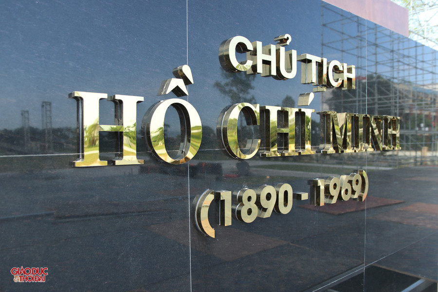 "Đây không chỉ là tượng đài về thể khối, mà Bác Hồ là tượng đài bất diệt trong lòng dân, trong muôn triệu trái tim, mỗi người con đất Việt", bà Hạnh chia sẻ. tuongbac7.jpg