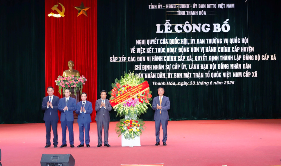 Phó Thủ tướng Lê Thành Long tặng hoa chúc mừng lãnh đạo tỉnh Thanh Hóa. thanh-hoa-cong-bo-1.jpg
