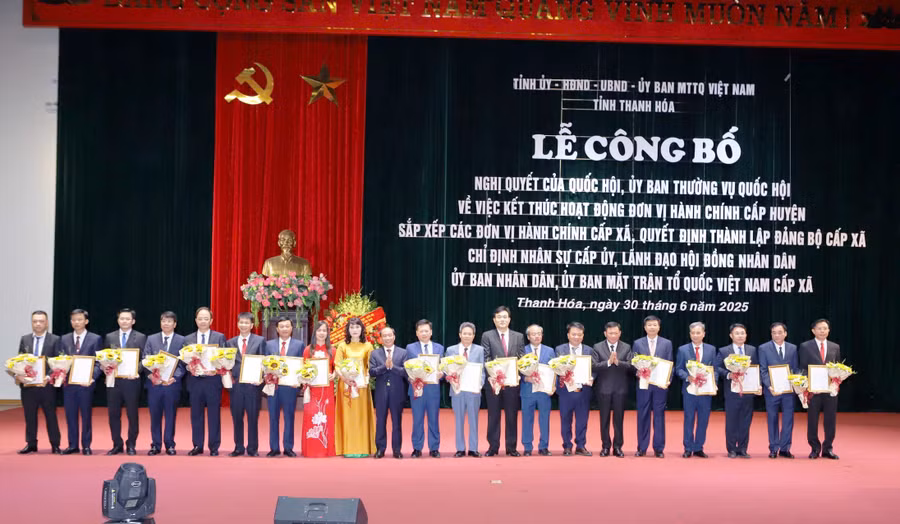 Bí thư Đảng ủy các xã, phường mới của tỉnh Thanh Hóa nhận quyết định.