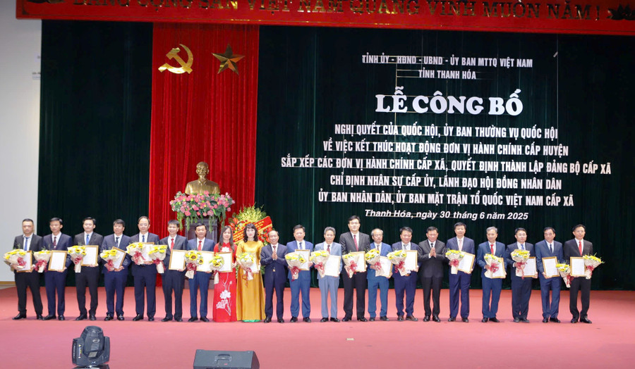 Bí thư Đảng ủy các xã, phường mới của tỉnh Thanh Hóa nhận quyết định.