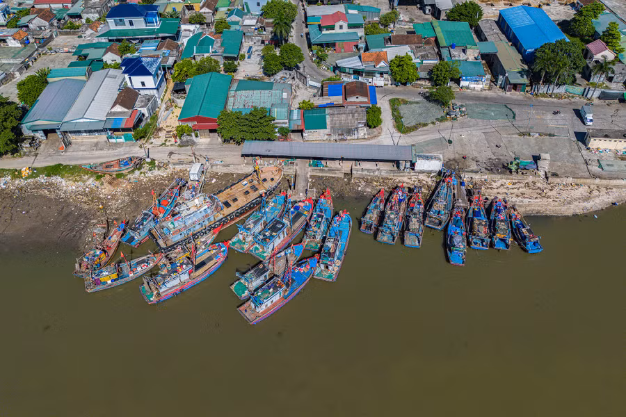 Ngư dân neo đậu tàu thuyền tại cảng cá Lạch Vạn, Nghệ An. (Ảnh: Phạm Tâm) 