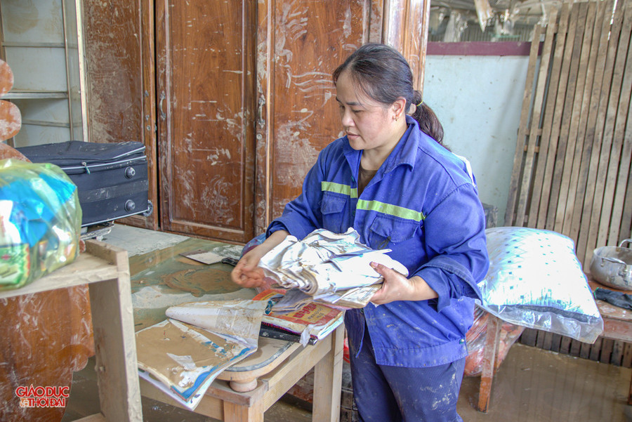 Giáo án của cô Hoa, sách vở của con ngập ngụa trong bùn đất. (Ảnh: Phạm Tâm) tamquang4.jpg