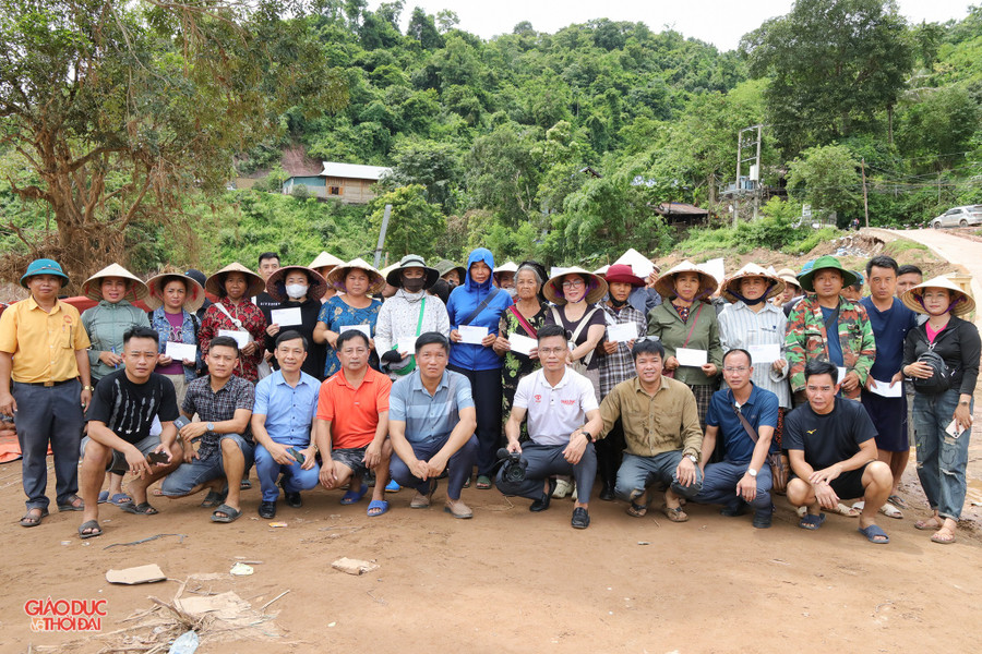 Đoàn thiện nguyện Báo GD&ĐT chụp ảnh lưu niệm cùng người dân bản Xiềng Tắm. (Ảnh: Phạm Tâm) img-7053-copy.jpg
