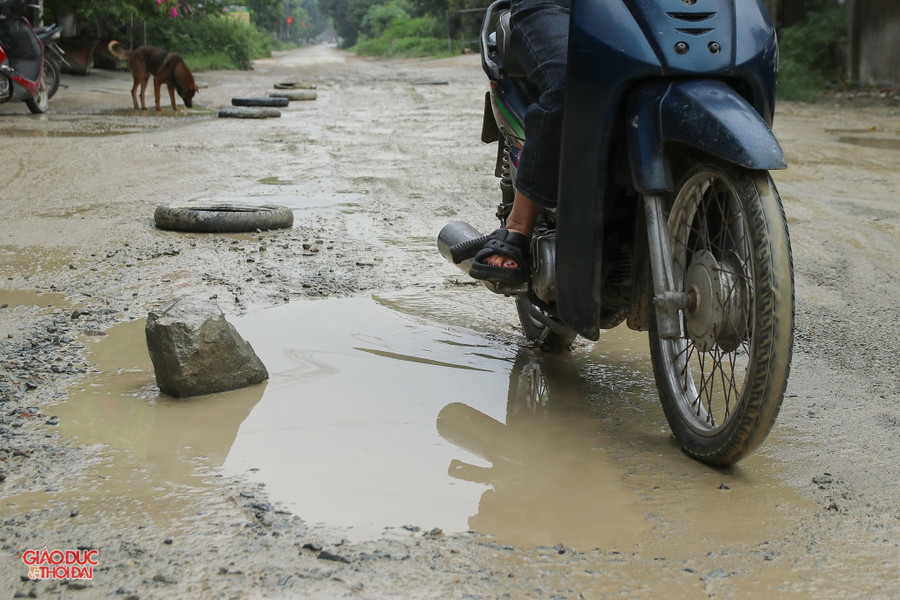 Do lượng xe tải lưu thông lớn, 2 bên đường không có mương thoát nước nên chỉ cần một trận mưa nhỏ là mặt đường lầy lội. Người dân mang lốp xe, đá bỏ vào những ổ voi để người đi đường phát hiện, né tránh. duong2.jpg