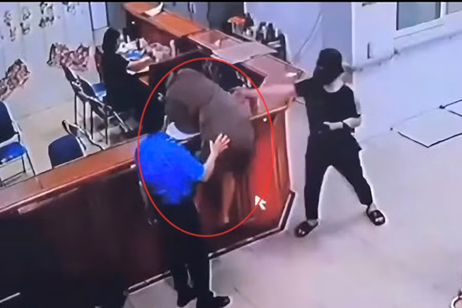 Trần Tuấn Anh hành hung nhân viên bệnh viện. (Ảnh cắt từ video)