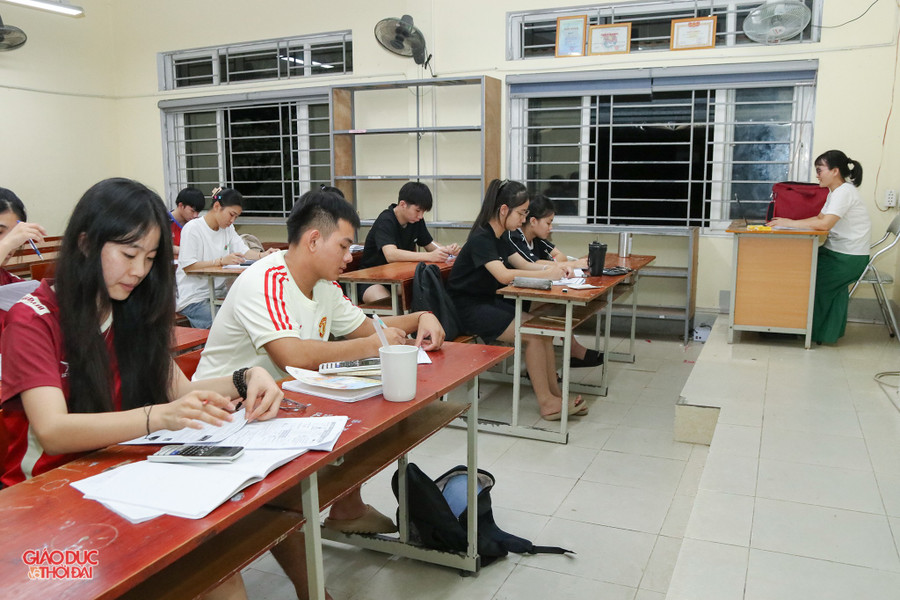 Bước vào giai đoạn ôn thi nước rút, học sinh Trường Phổ thông DTNT THPT số 2 (TP Vinh, Nghệ An) duy trì lịch học 3 buổi/ngày. Sau bữa cơm tối, cô trò lại cùng nhau lên lớp để ôn bài và củng cố kiến thức. (Ảnh: Phạm Tâm) img-4472-copy.jpg
