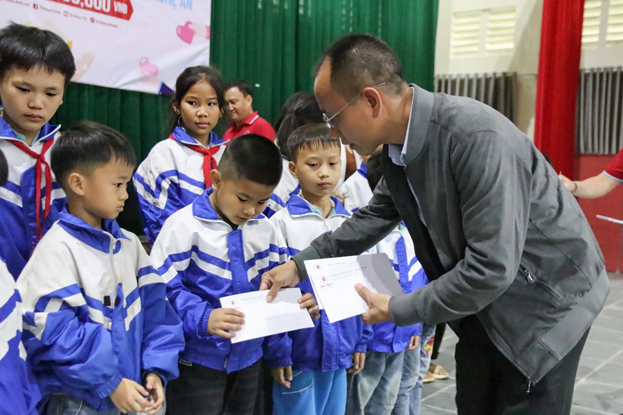 Đại diện Báo GD&TĐ trao quà cho các em học sinh Tiểu học Tân Phú. img-9808.jpg