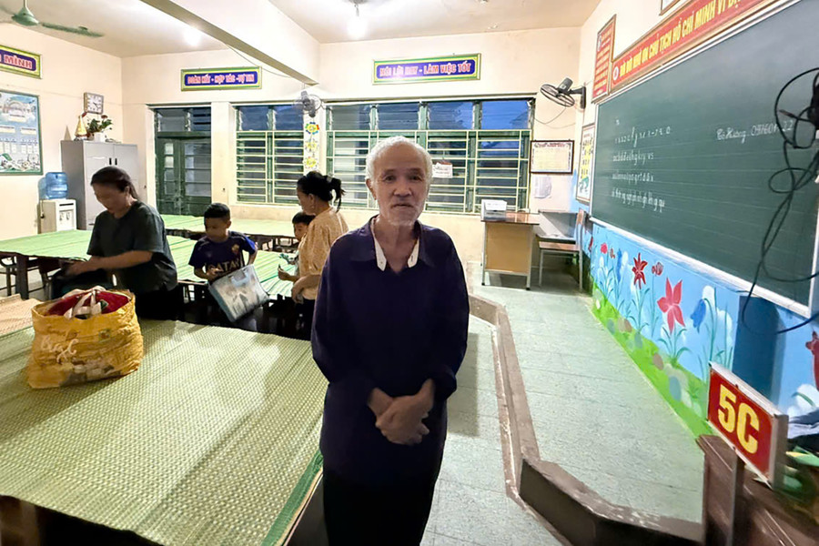 Người dân xã Diễn Châu sơ tán tránh bão tại Trường Tiểu học Diễn Bích. Chính quyền Nghệ An khuyến cáo người dân tuyệt đối hạn chế ra đường khi gió bão còn mạnh, nhất là tại khu vực có cây xanh và công trình dễ sạt đổ. bao-10.jpg