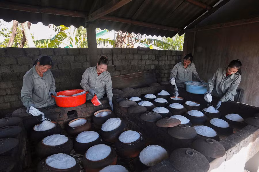 Công nhân HTX Thắng Lợi sản xuất muối hầm.