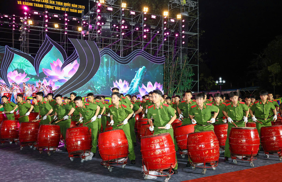 Tiết mục trống hội do lực lượng Công an biểu diễn tại chương trình. z6605412557671-0a508e1164514604515f4e6b6ea44206.jpg