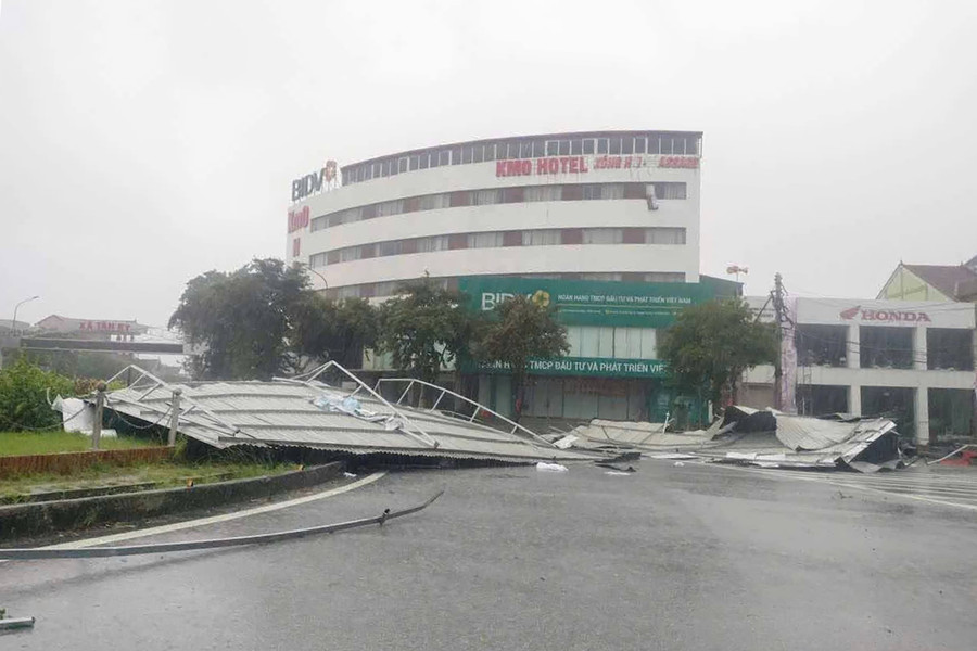 Đến 9h sáng 29/9, nhiều khu vực ở Nghệ An vẫn còn mưa to, gió lớn. Do hệ thống điện lưới bị hư hỏng khiến nhiều xã, phường đang bị mất điện. bao-29-11.jpg