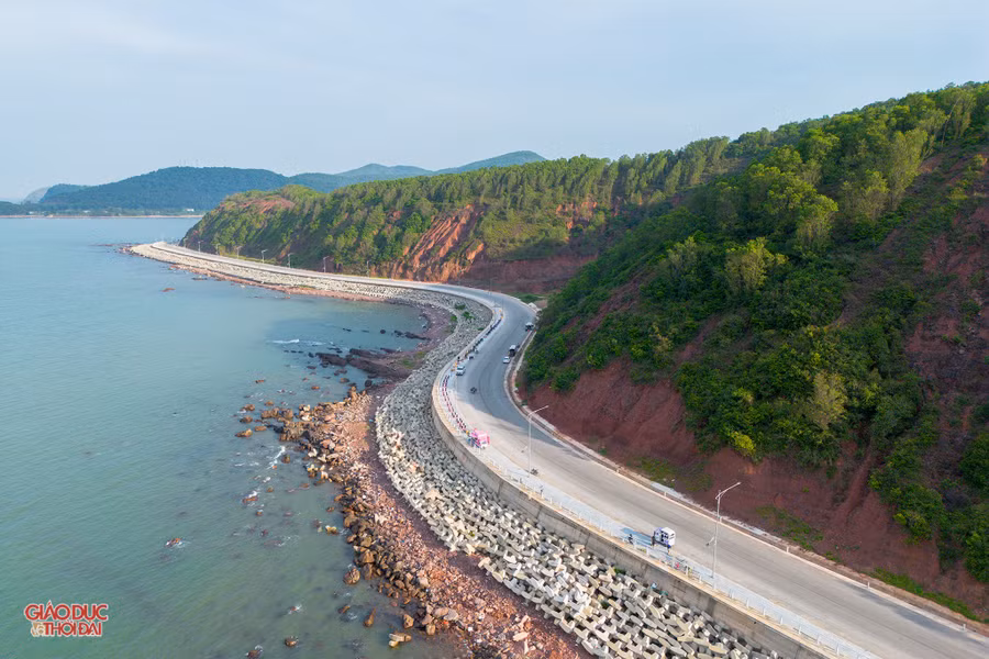 Đường ven biển đoạn qua xã Hải Lộc, Nghệ An. (Ảnh: Phạm Tâm)