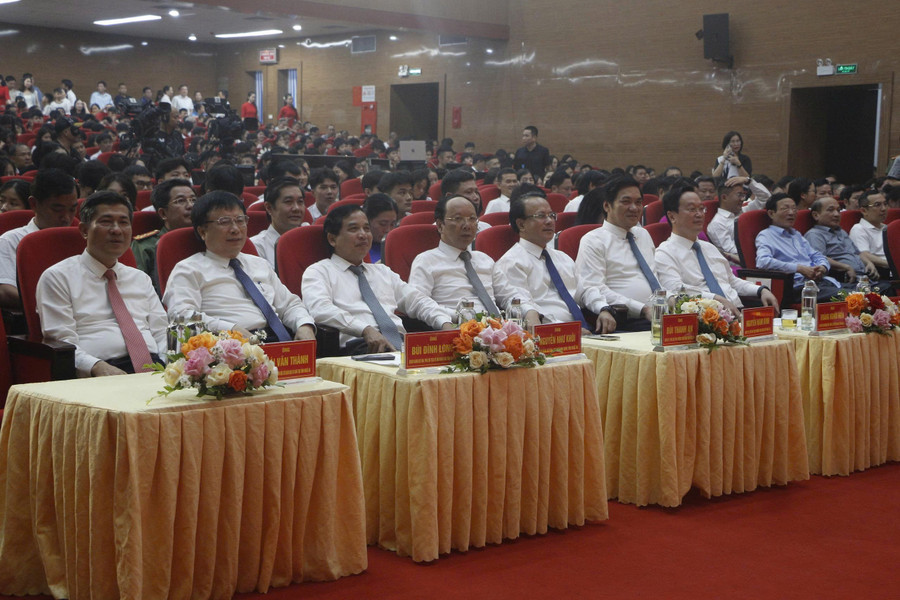 Các đại biểu tham dự buổi lễ tuyên dương. eed29e295270d92e8061.jpg
