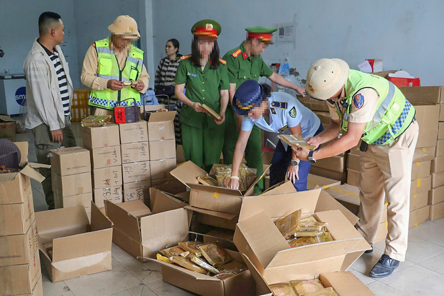 Lực lượng chức năng kiểm tra cửa hàng trên đường Cao Xuân Huy. (Ảnh: Công an tỉnh Nghệ An)