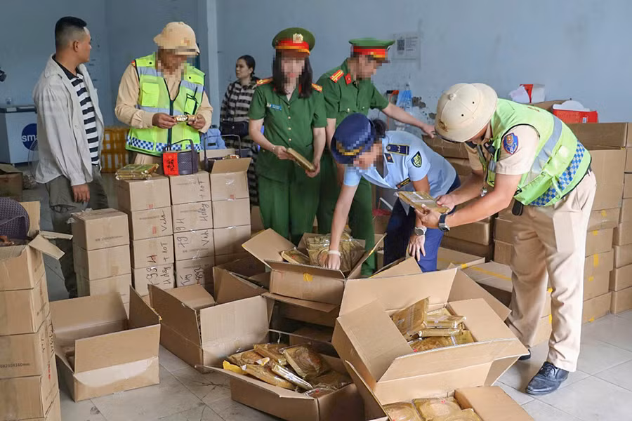 Lực lượng chức năng kiểm tra cửa hàng trên đường Cao Xuân Huy. (Ảnh: Công an tỉnh Nghệ An)