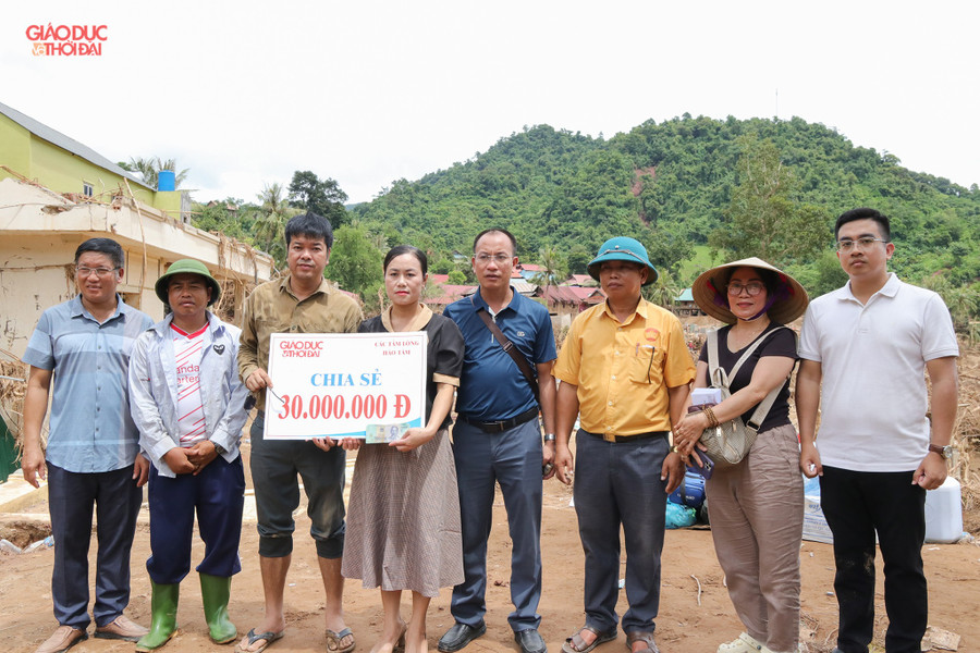 Báo GD&TĐ trao 30 triệu đồng cho lãnh đạo Trường Mầm non Mỹ Lý 2. (Ảnh: Phạm Tâm) img-7057-copy.jpg