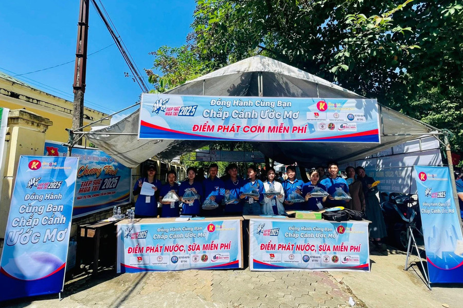 Tỉnh đoàn Nghệ An triển khai 140 đội hình tình nguyện khắp các điểm thi. 511570249-2488149214917967-8218518998581871105-n.jpg
