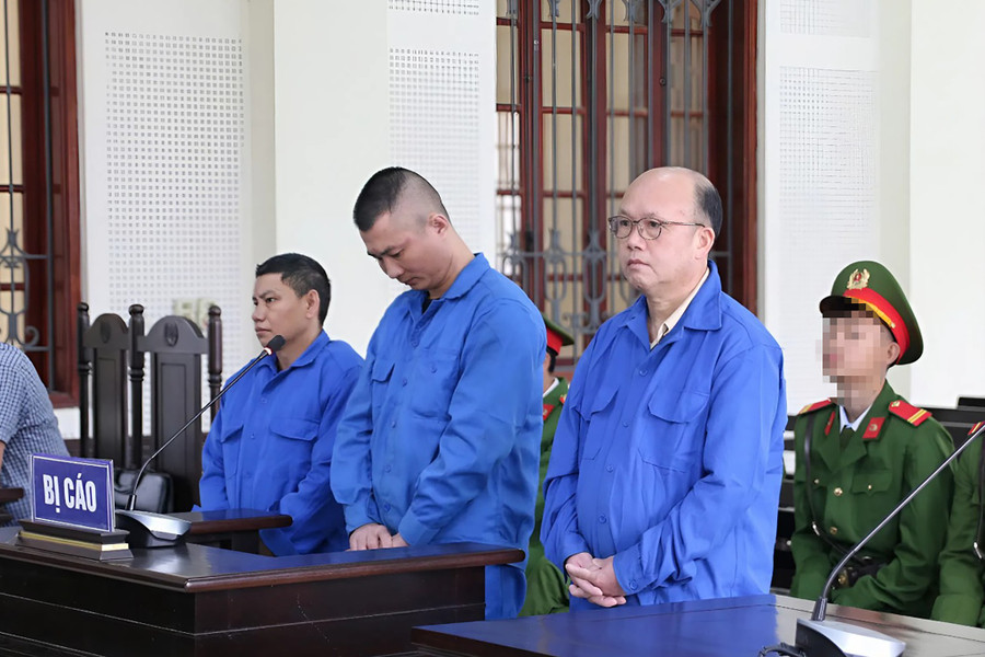 Bị cáo Mùa Dua Thái (bên phải) cùng đồng bọn tại phiên tòa.