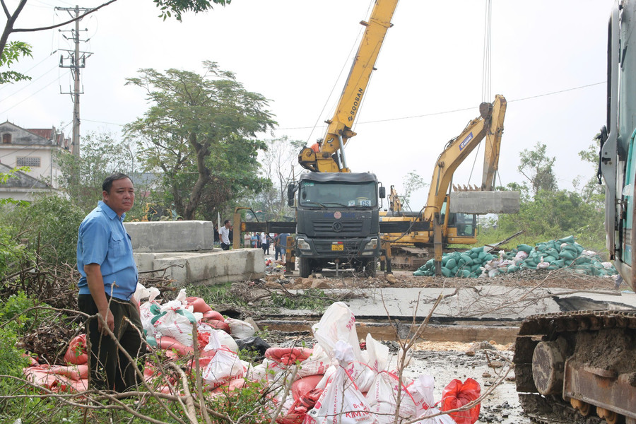 Trực tiếp chỉ đạo công tác vá đê, ông Nguyễn Hào, Phó Giám đốc Sở NN&MT tỉnh Nghệ An cho biết, chính quyền địa phương huy động hàng trăm cán bộ, chiến sĩ xử lý sự cố này. Tuy nhiên, mực nước sông Vinh dâng cao nên công tác khắc phục gặp rất nhiều khó khăn. de-song-vinh-1.jpg