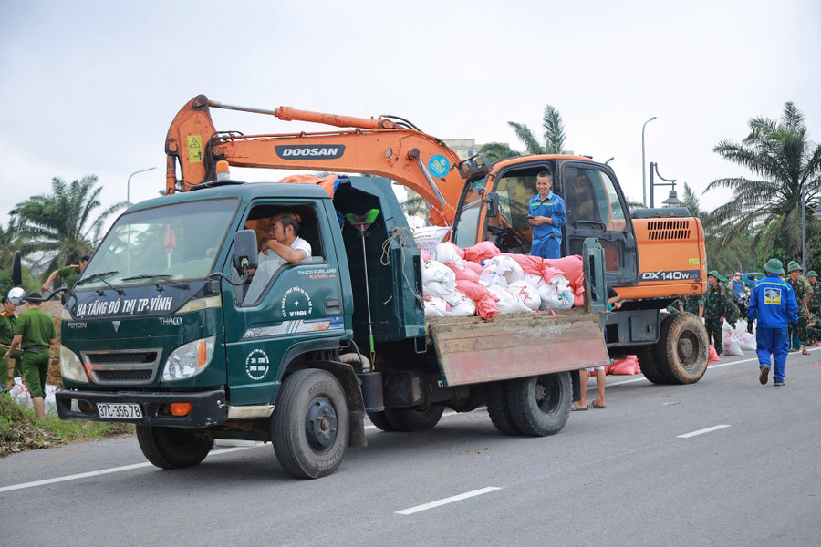 Hiện, mực nước sông Vinh đang lên nhanh, các lực lượng và phương tiện liên tục được tăng cường đến hiện trường ứng cứu. de-song-vinh-7.jpg