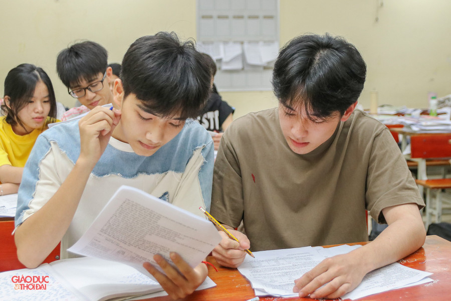 Em Lim Văn Luận, học sinh lớp 12C1 chia sẻ, các thầy cô rất nhiệt huyết, không quản ngại vất vả, ban đêm vẫn đến trường để bổ trợ, dạy thêm mà không thu phí. Những hôm không có giáo viên hướng dẫn, các em rủ nhau xuống lớp để tự học, ôn tập. img-4506-copy.jpg