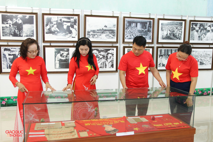 Triển lãm trưng bày hơn 400 hình ảnh, tư liệu, hiện vật, tái hiện một cách sinh động hành trình cách mạng đầy gian nan, hy sinh nhưng cũng rực rỡ hào quang của Bác Hồ. trienlam8.jpg