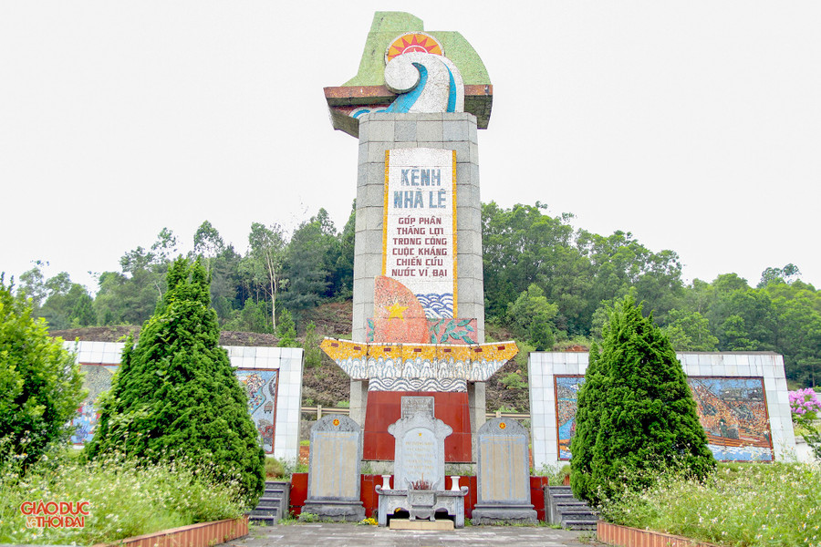 Năm 1996, ngành giao thông vận tải cho xây dựng Đài tưởng niệm kênh Nhà Lê tại xã Hải Lộc (Nghệ An), nằm sát Quốc lộ 1A. kenh-nha-le-3.jpg