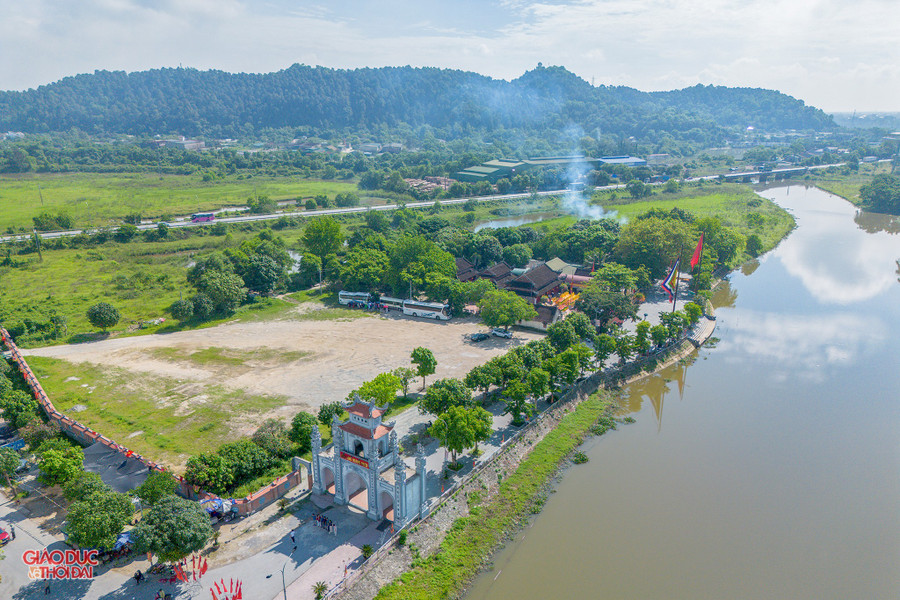 Đến xã Hưng Nguyên, kênh Nhà Lê đổ nước ra sông Lam ở ngã ba Yên Lạc. Đây là nơi tọa lạc đền Ông Hoàng Mười linh thiêng - một vị quan nằm trong hệ thống điện thần thờ Mẫu tứ phủ ở Việt Nam. kenh-nha-le-8.jpg