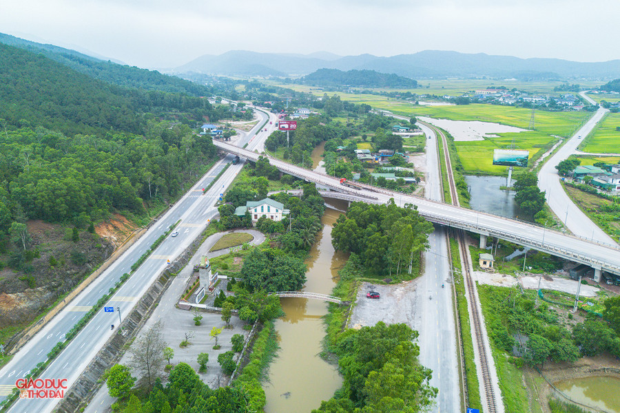 Trong cuộc kháng chiến chống Mỹ cứu nước, kênh Nhà Lê được ví như "đường mòn Hồ Chí Minh" trên sông, trở thành một trong những tuyến đường vận chuyển lương thực, vũ khí vào miền Nam. kenh-nha-le-11.jpg