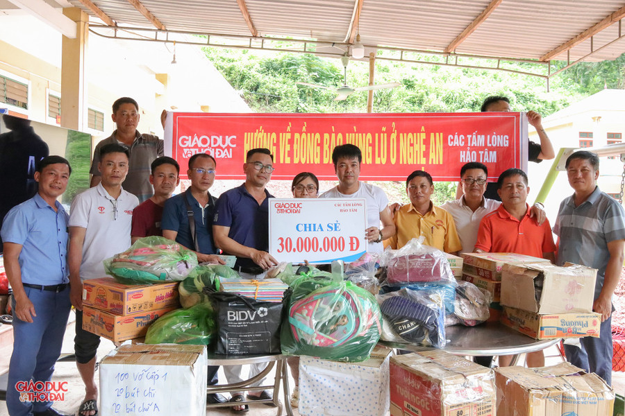 Trao 30 triệu đồng cùng nhu yếu phẩm, cặp, sách, giày, dép cho Trường Phổ thông DTBT Tiểu học Mỹ Lý 1. (Ảnh: Phạm Tâm) img-7199-copy.jpg