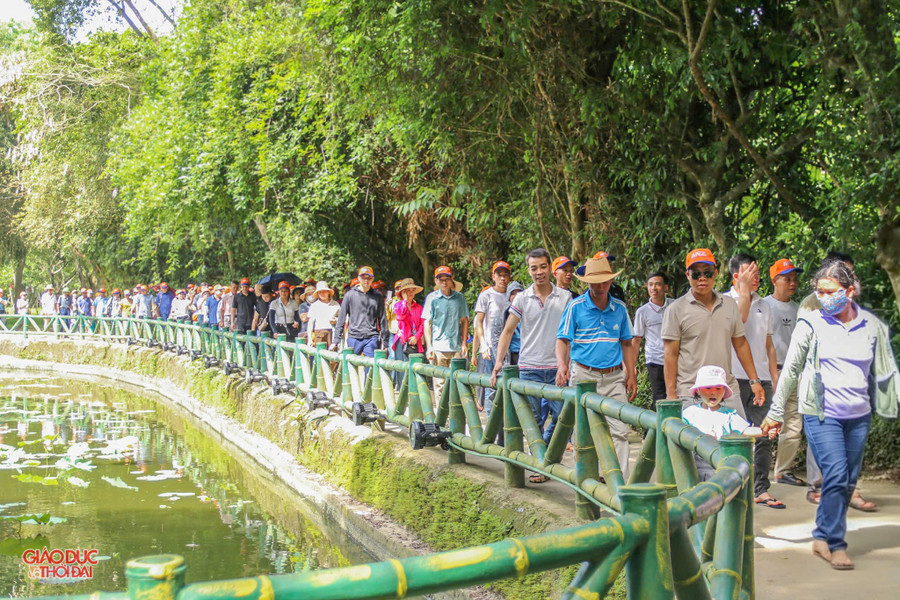 Dòng người từ mọi miền tổ quốc về thăm quê Bác những ngày tháng 5. tuongbac11.jpg