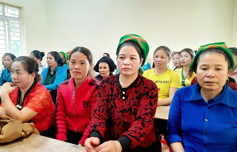 Học viên các lớp xóa mù chữ chủ yếu là các bà, các mẹ. xoa-mu-chu-na-1.jpg