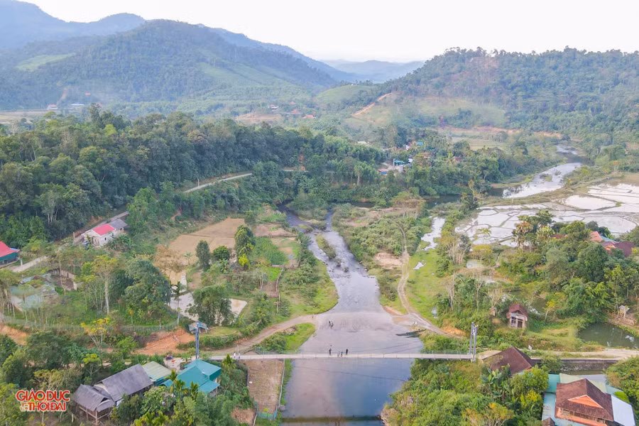 Suối Nặm Cướm chảy qua xã Diên Lãm, huyện Quỳ Châu, tỉnh Nghệ An. (Ảnh: Phạm Tâm)