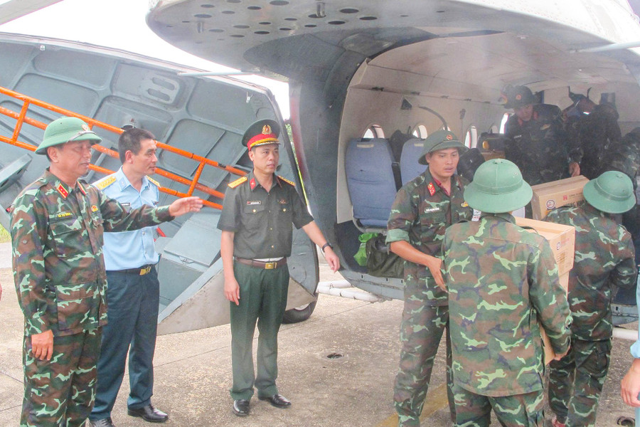 Chỉ đạo công tác cứu trợ, Trung tướng Hà Thọ Bình, Tư lệnh Quân khu 4 yêu cầu các đơn vị phải phối hợp chặt chẽ, đảm bảo nhiệm vụ được thực hiện nhanh chóng, chính xác và an toàn tuyệt đối. 880d9253663bef65b62a7-copy.jpg