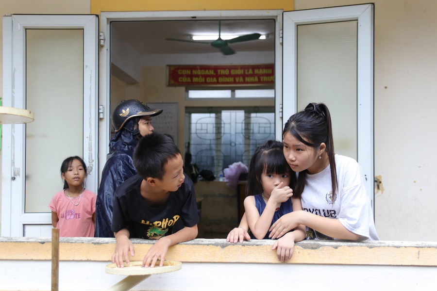 Chủ tịch UBND phường Cửa Lò cho biết, bên cạnh công tác sơ tán, chính quyền cũng kiểm tra, hỗ trợ người dân, chằng chống nhà cửa, neo đậu tàu thuyền. Đồng thời, túc trực 24/24h để sẵn sàng ứng phó với các tình huống khẩn cấp có thể xảy ra. bao-cl-3.jpg