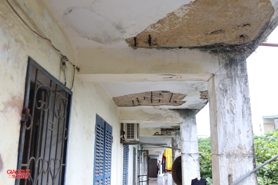 Phía ngoài hành lang, từng mảng vữa lớn trên trần bị bong tróc, trơ ra khung sắt hoen gỉ. Từng có người đi ngoài hành lang bị mảng trần rơi trúng, phải đi cấp cứu. img-7560-copy.jpg